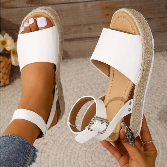 BNWT White PlatformStreetwear Society Sandals with Ankle Strap - Picture 1 of 4